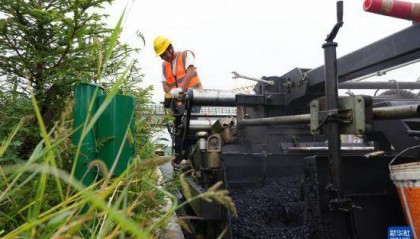 铁科高速延寿县至尚志界段主线完成摊铺