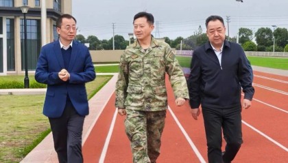 九江市委常委、九江军分区大校司令员丁庆顺到九江卫生健康职业学院(九江市卫生学校)视察2025级新生军训工作