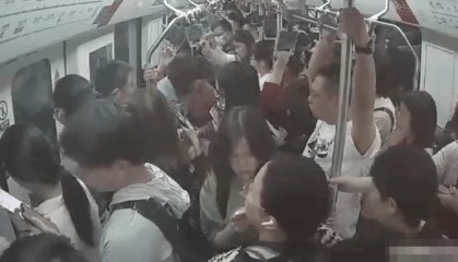 上海地铁早高峰抢座,七旬老太与女子同时坐下发生冲突,女子受伤起诉索赔1.5万,老太称将应诉:她拿手机拍我