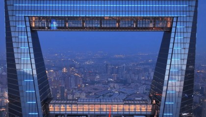 上海环球金融中心楼顶无人机对撞!对话管理方:9年已坠95架,楼顶“风洞”成黑飞重灾区!