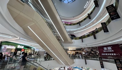 “排队王”扎堆开店,餐饮品牌为何喜欢“贴身肉搏”?