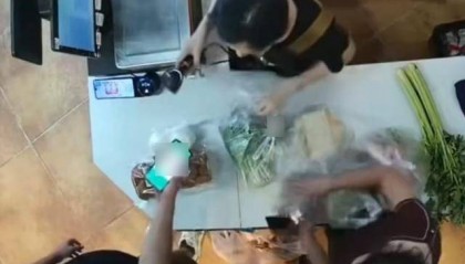 湖北13岁男孩超市制止插队遭男子猛踹,母亲回应