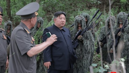 金正恩接见执行特殊任务的狙击手和特战部队,现场观摩实弹射击训练