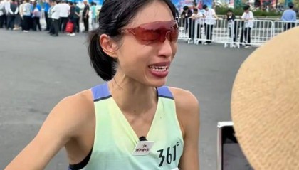 “最快女护士”跑马夺冠后,哭求“领导支持调休”,网友吵翻