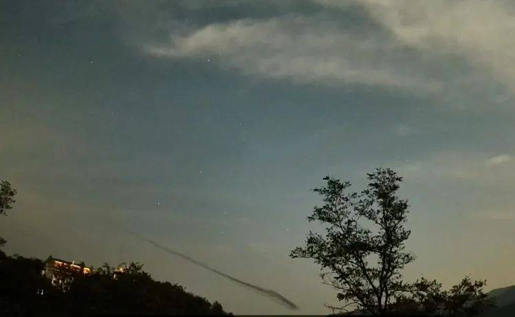 热搜第一！多地网友称拍到“UFO”<strong></p>
<p>UFO</strong>，照片视频曝光