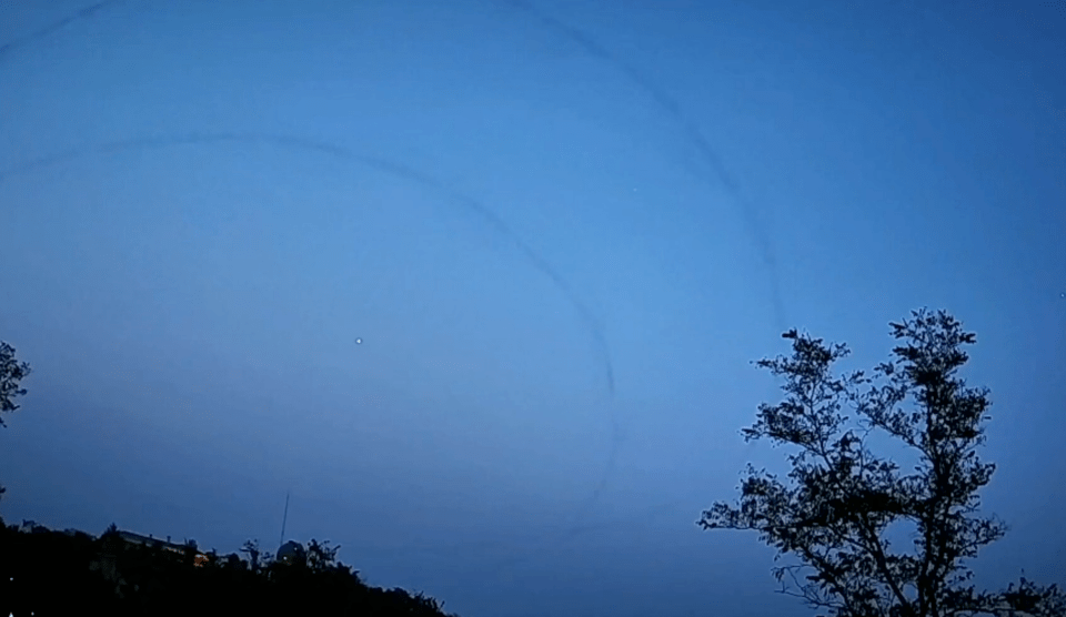 热搜第一！多地网友称拍到“UFO”<strong></p>
<p>UFO</strong>，照片视频曝光