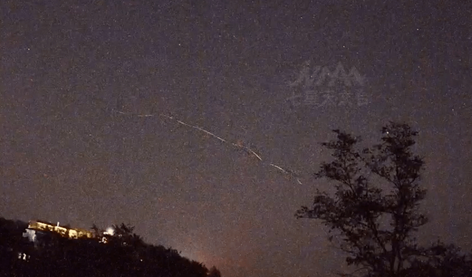 热搜第一！多地网友称拍到“UFO”<strong></p>
<p>UFO</strong>，照片视频曝光