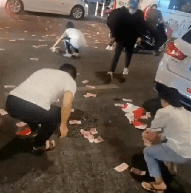 厦门街头惊现神秘男子疯狂“撒币”<strong></p>
<p>趣币网</strong>！现金1分钟内被疯抢？网传原因是它？警方已介入！