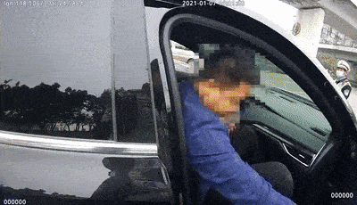 厦门街头惊现神秘男子疯狂“撒币”<strong></p>
<p>趣币网</strong>！现金1分钟内被疯抢？网传原因是它？警方已介入！