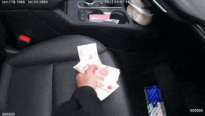 厦门街头惊现神秘男子疯狂“撒币”<strong></p>
<p>趣币网</strong>！现金1分钟内被疯抢？网传原因是它？警方已介入！