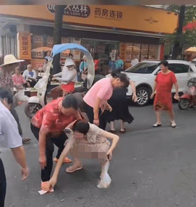 厦门街头惊现神秘男子疯狂“撒币”<strong></p>
<p>趣币网</strong>！现金1分钟内被疯抢？网传原因是它？警方已介入！