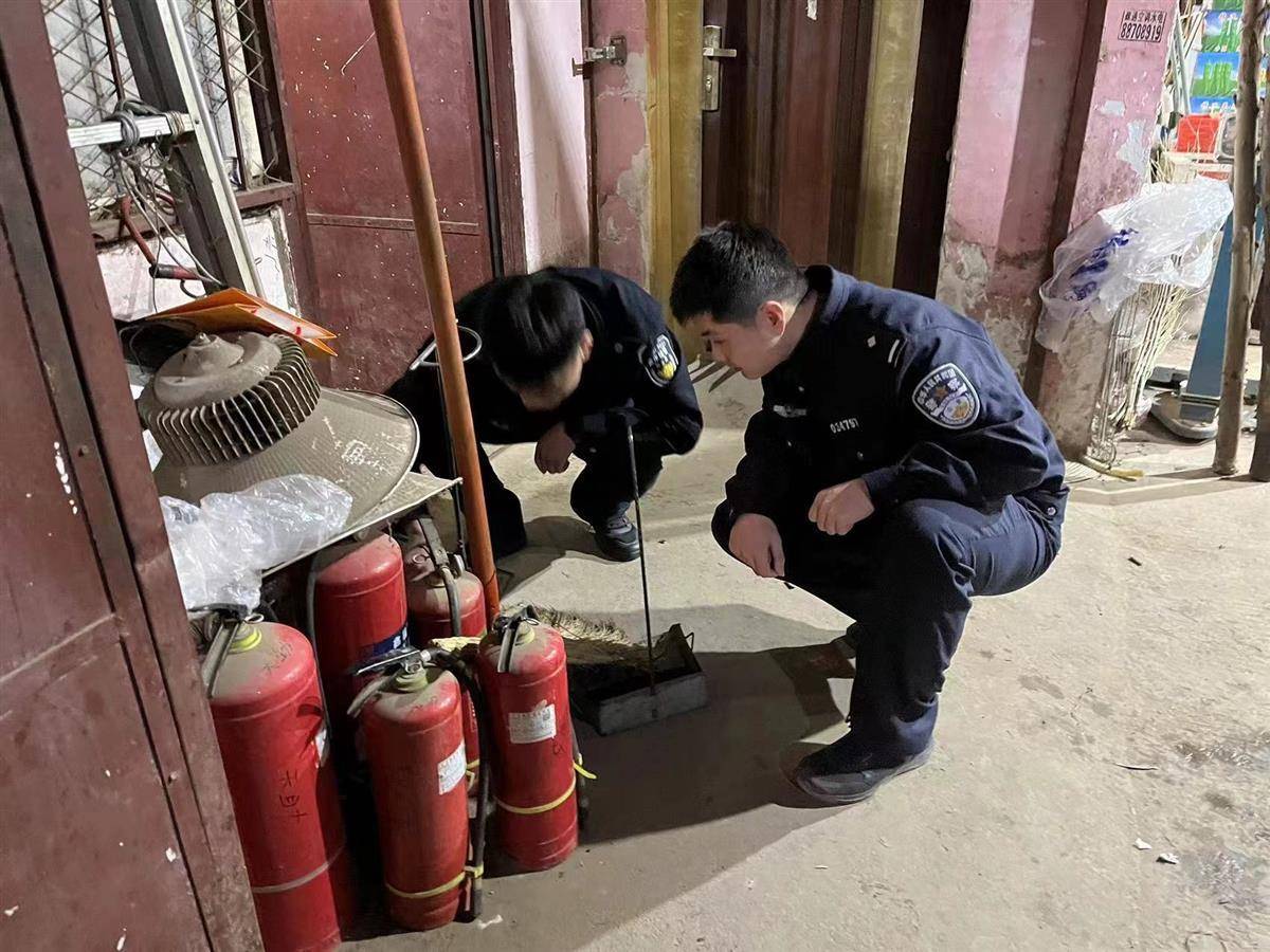 春节<strong></p>
<p>CREX24</strong>我在岗|“7x24小时”警务室春节守护武汉最大“菜篮子”