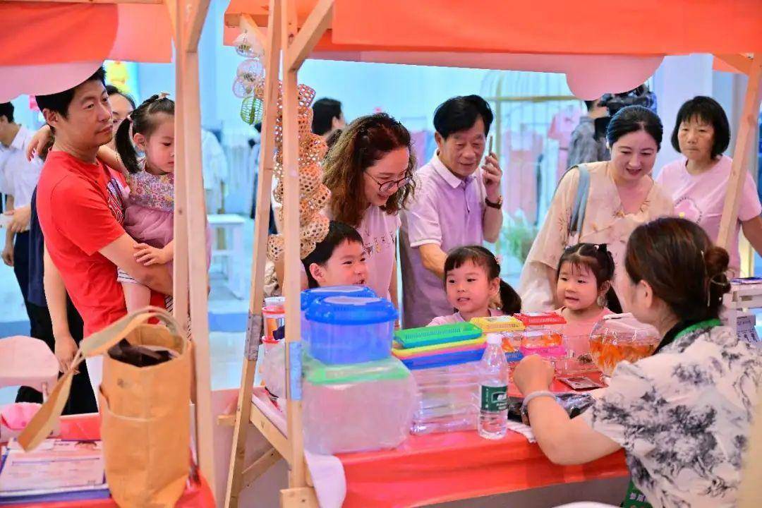 闵行区这里开启夜晚“XIN市集”<strong></p>
<p>XIN</strong>！40家商户集聚……