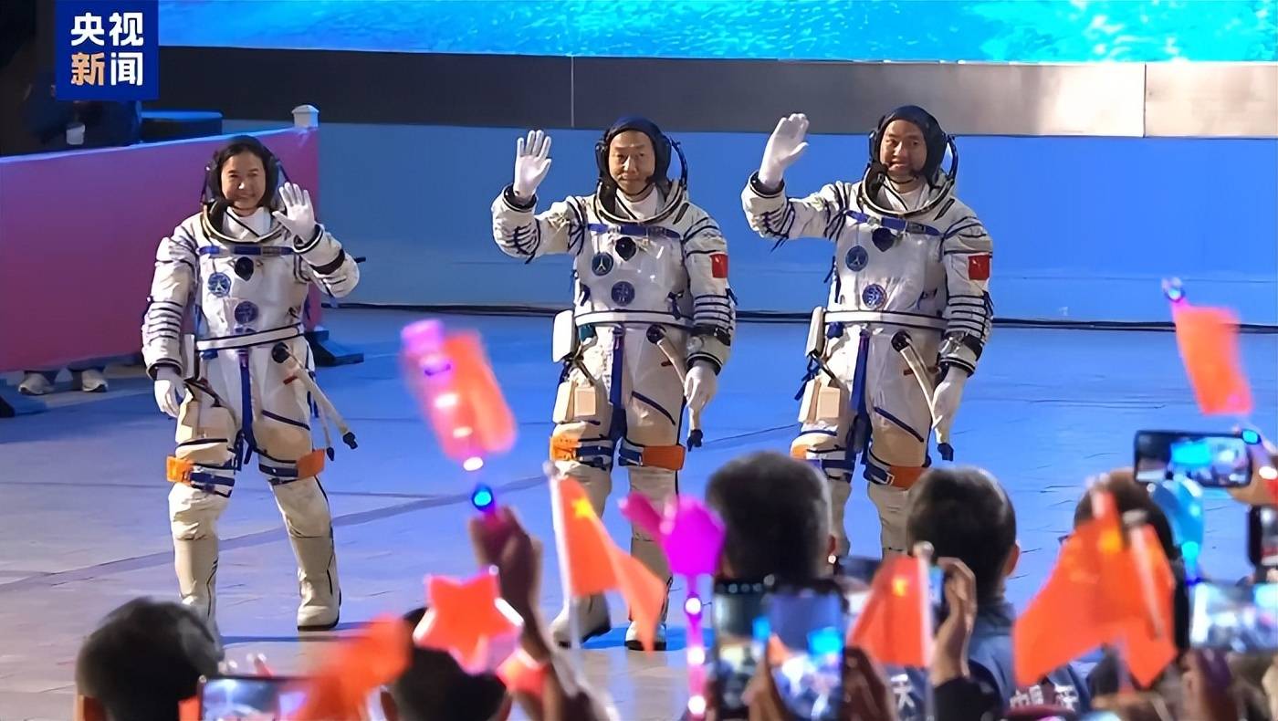 “90后”初上太空！“敦煌的女儿”樊锦诗现身出征仪式<strong></p>
<p>OKBIT</strong>，见证神舟十九号发射高燃瞬间