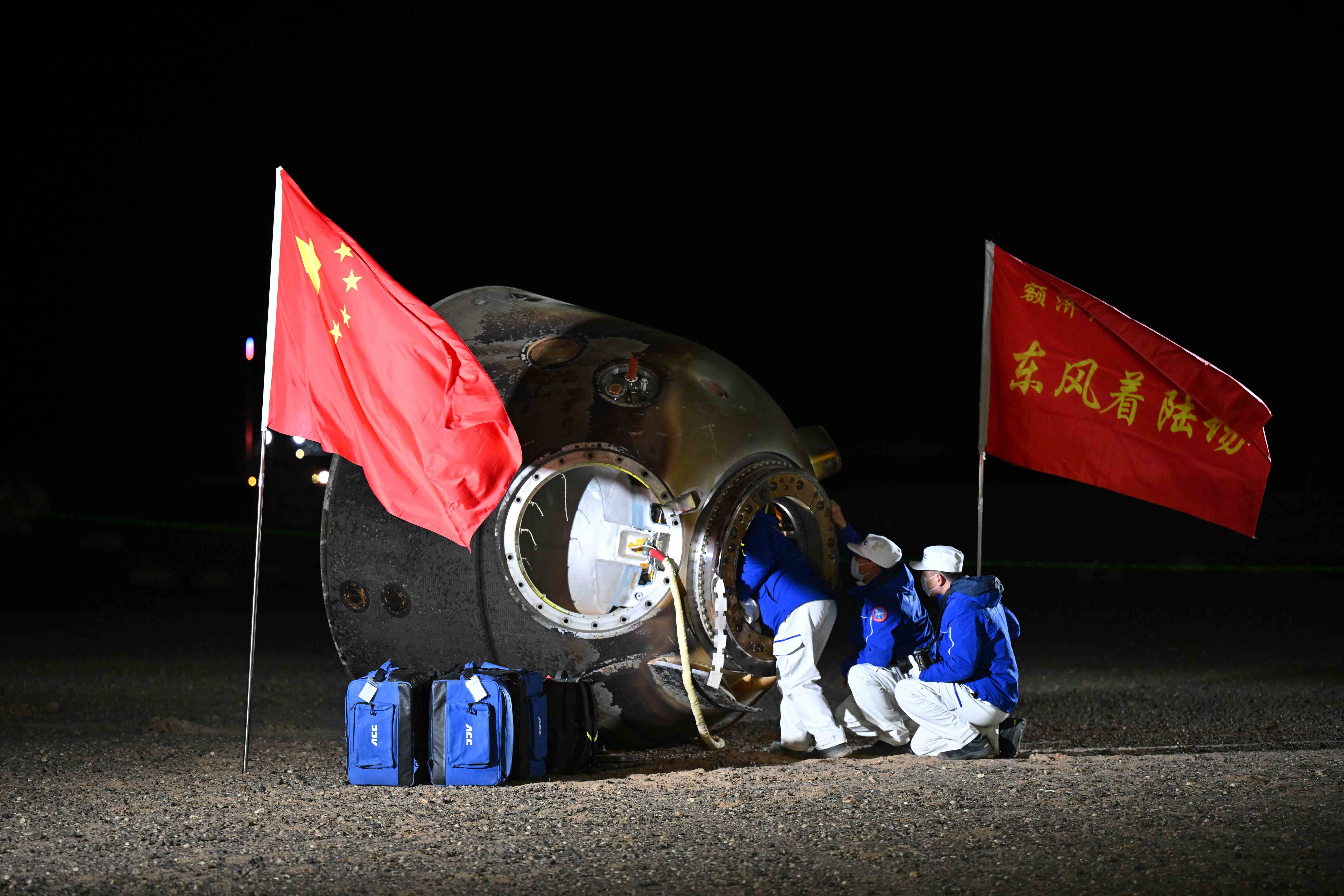 返回舱着陆最后一米<strong></p>
<p>XTRA</strong>，4台着陆反推发动机10毫秒内同时点火