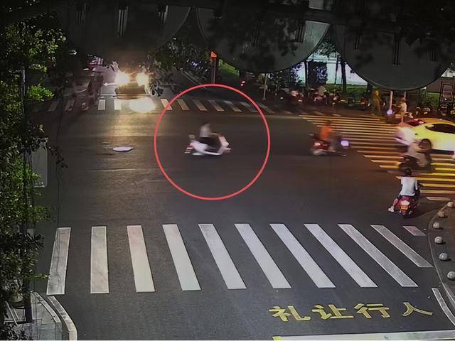 一女子肇事逃逸后仍去逛街<strong></p>
<p>XTRA</strong>，被抓后竟称：是路人劝我走的