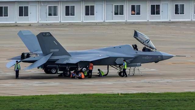 苏-57已在机场转场<strong></p>
<p>XTRA</strong>，将与歼-35“同台竞技”，中俄卖家秀准备就绪