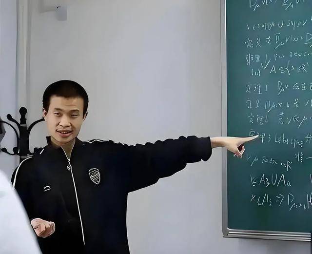 韦东奕上课照片走红<strong></p>
<p>ULEI</strong>，新发型吸睛，网友：板书真漂亮，可惜看不懂