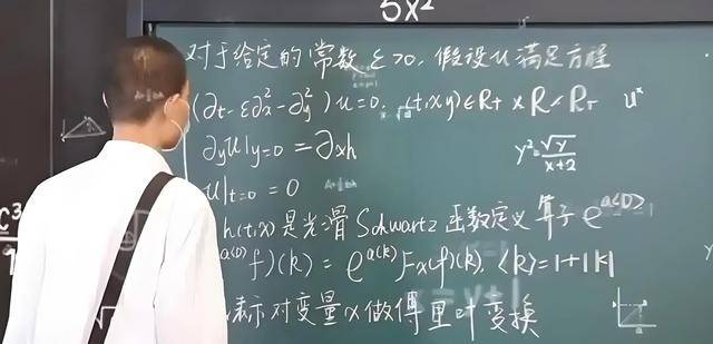 韦东奕上课照片走红<strong></p>
<p>ULEI</strong>，新发型吸睛，网友：板书真漂亮，可惜看不懂