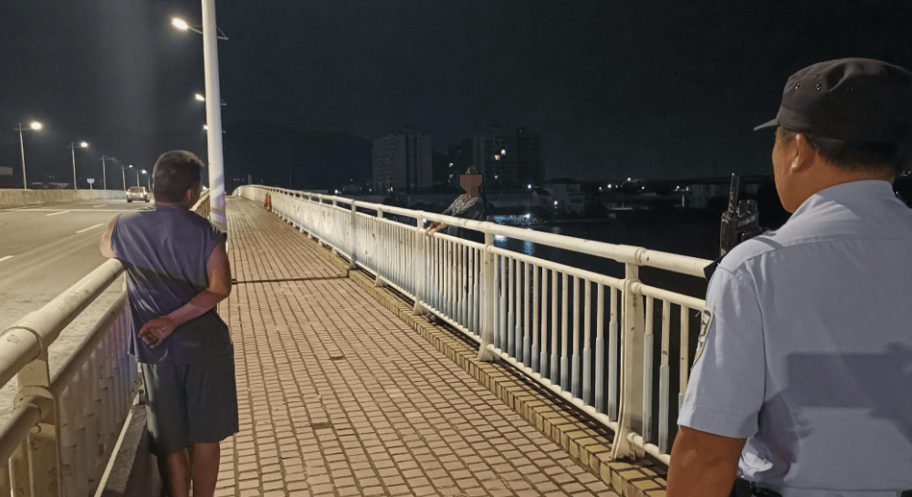 突发！珠海“钓鱼哥”河边钓鱼<strong></p>
<p>ITEX</strong>，突然丢下鱼竿拔腿就跑……
