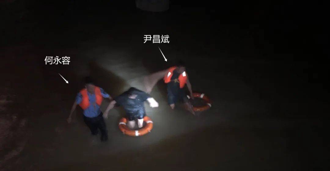 突发！珠海“钓鱼哥”河边钓鱼<strong></p>
<p>ITEX</strong>，突然丢下鱼竿拔腿就跑……
