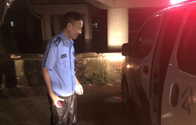 突发！珠海“钓鱼哥”河边钓鱼<strong></p>
<p>ITEX</strong>，突然丢下鱼竿拔腿就跑……