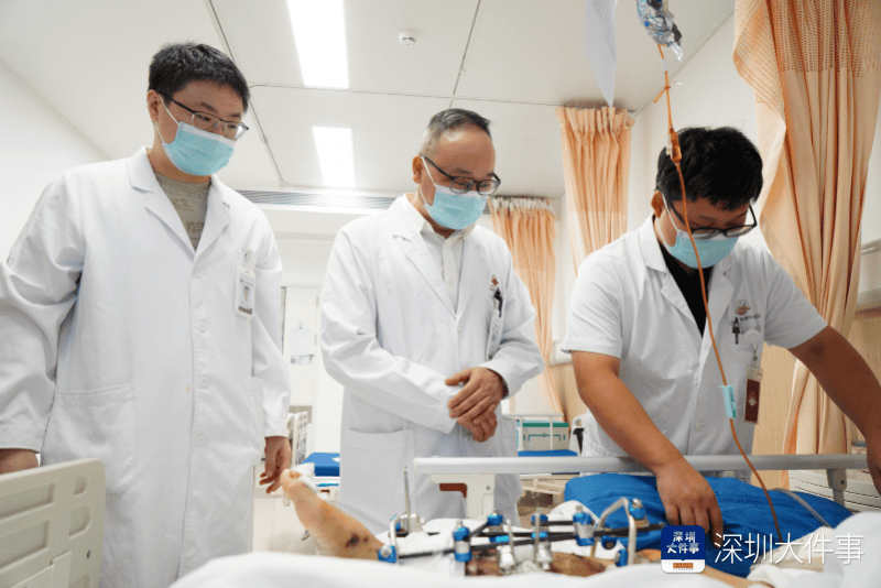 失血过半！深圳男子被三四百斤模具砸到<strong></p>
<p>SATOX</strong>，医生全力抢救