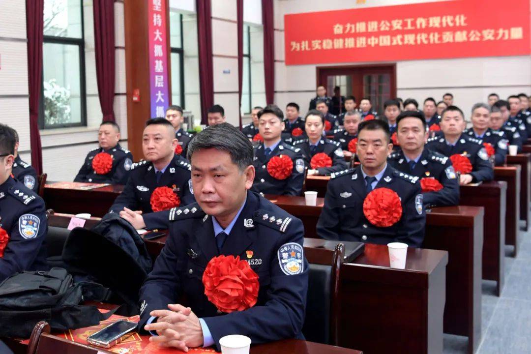 深夜<strong></p>
<p>币动</strong>，派出所所长昏倒在副所长寝室门外……
