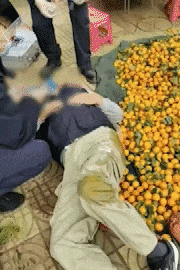 昆明一老人赶集摔倒压坏水果摊！中午就带着家属找来了<strong></p>
<p>币动</strong>，摊主慌了……