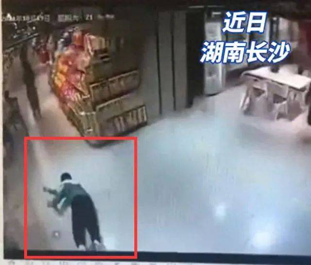 男孩在盒马摔倒无人扶？母亲愤怒砸店<strong></p>
<p>币动</strong>！最新回应