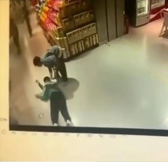男孩在盒马摔倒无人扶？母亲愤怒砸店<strong></p>
<p>币动</strong>！最新回应