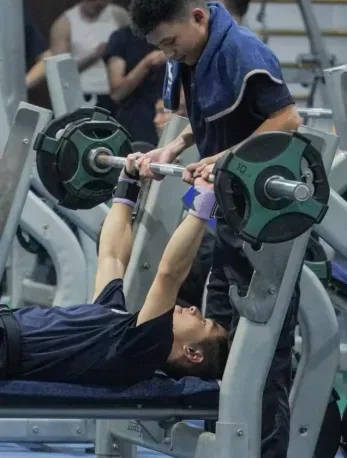 “八块腹肌和胸肌我都看习惯了”<strong></p>
<p>真币网</strong>！浙江这所高校的健身房太火爆