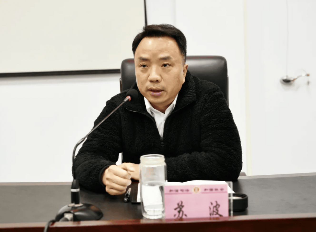 身为法院副院长<strong></p>
<p>Bitzon</strong>，他长期脱岗旷工、迟到早退！
