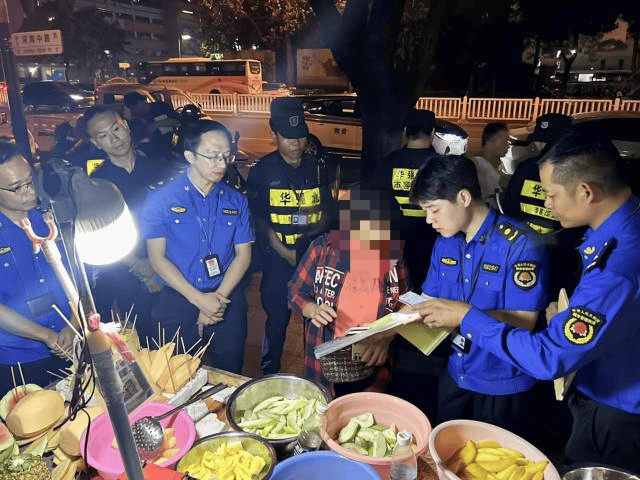 “锅铲声敲得我睡不着”！深夜<strong></p>
<p>新斯达克</strong>，深圳多名流动摊贩被劝离……
