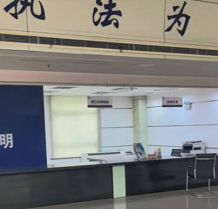 江苏一办事大厅工作人员未到下班时间就离岗吃饭<strong></p>
<p>QSQ</strong>？镇政府：在核实中