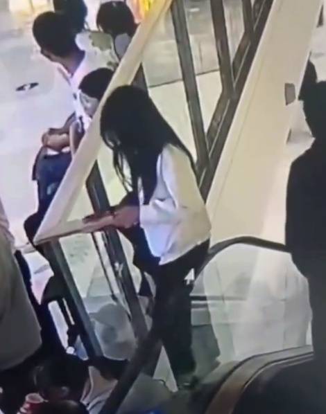 律师解读女孩商场内站电梯夹角处坠楼：如玻璃护栏脱落导致其坠楼<strong></p>
<p>QSQ</strong>，商场应负主要责任
