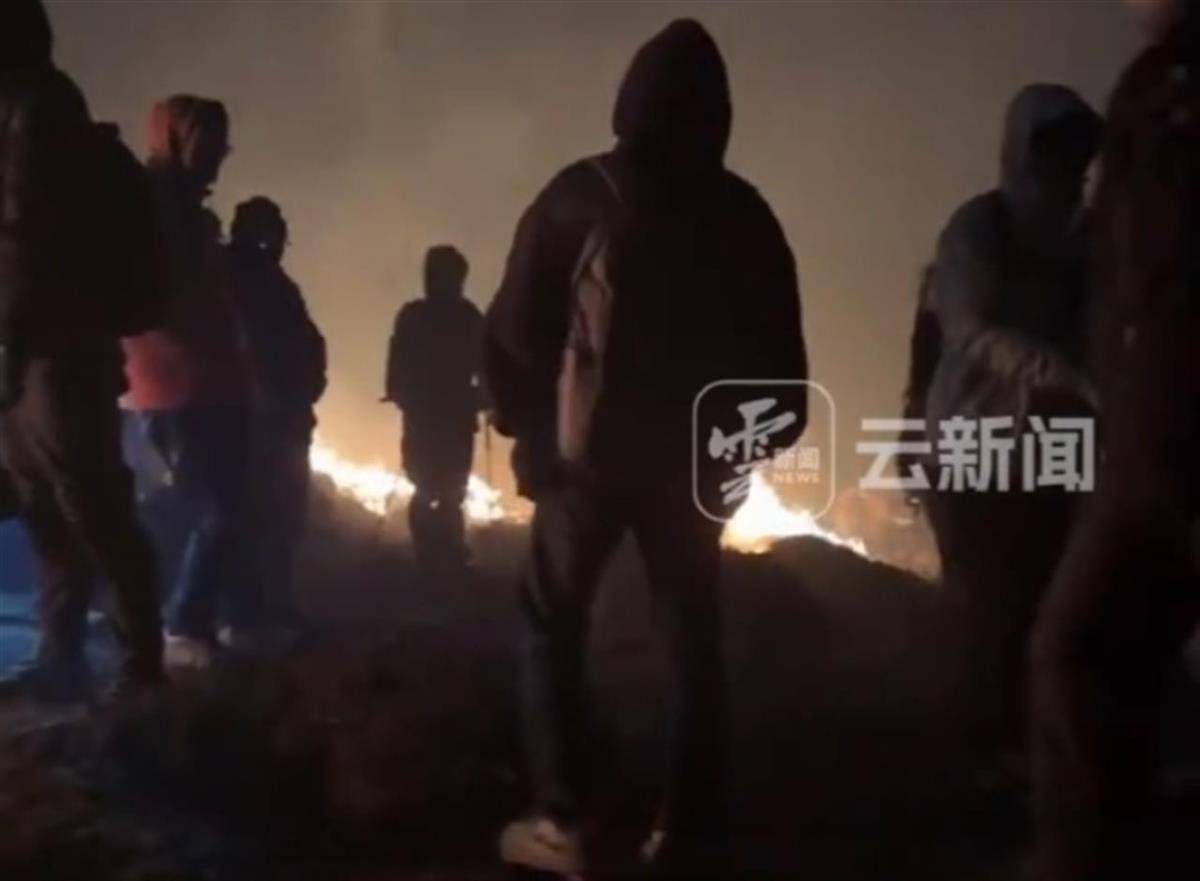 游客夜爬昆明大牯牛山并纵火烧山<strong></p>
<p>QSQ</strong>？官方：正在核实是生火取暖还是纵火