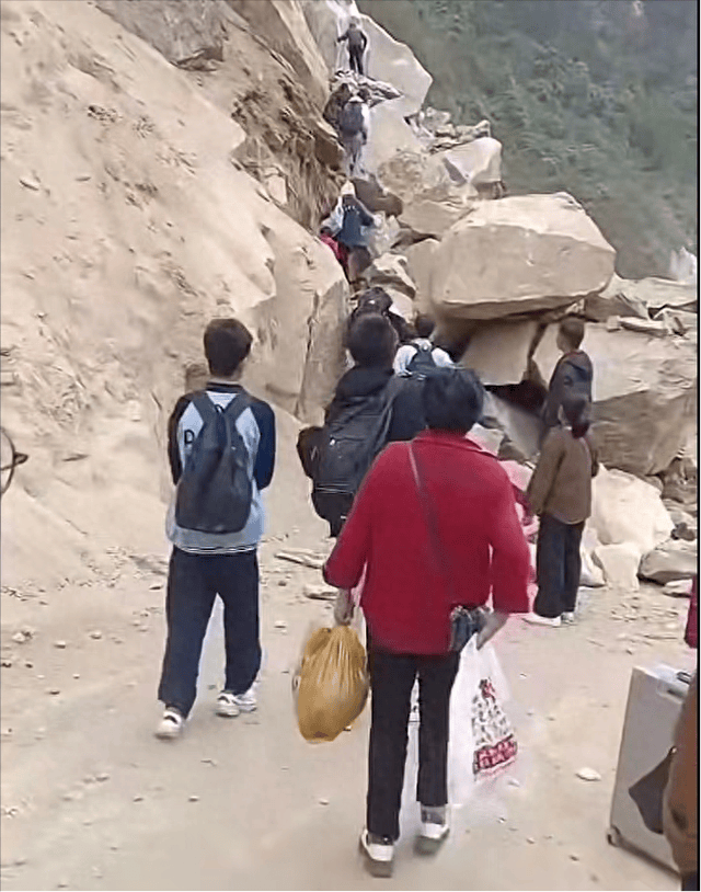 学生攀爬堵路巨石上学令人揪心<strong></p>
<p>币夫</strong>，当地回应：系道路施工偶发特殊状况