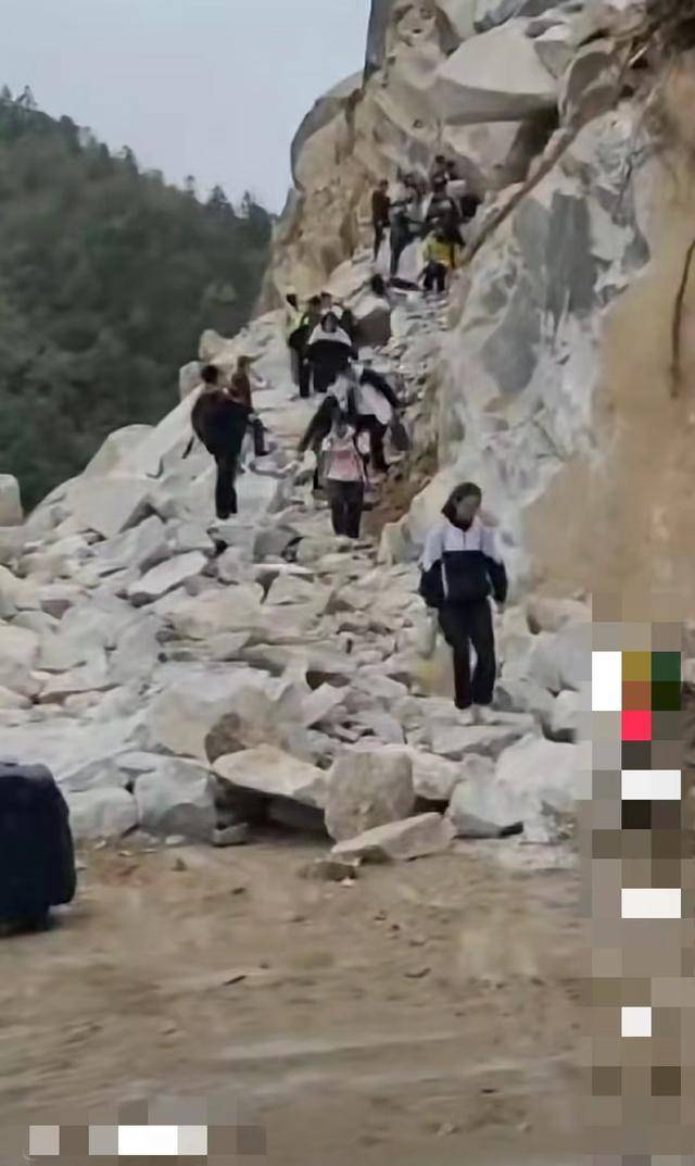 学生攀爬堵路巨石上学令人揪心<strong></p>
<p>币夫</strong>，当地回应：系道路施工偶发特殊状况