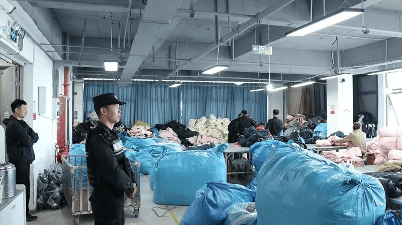 热搜第一<strong></p>
<p>波特全球站</strong>！7万件羽绒服含绒量0%！央视曝光：羽绒被也是假的！当地最新通报→