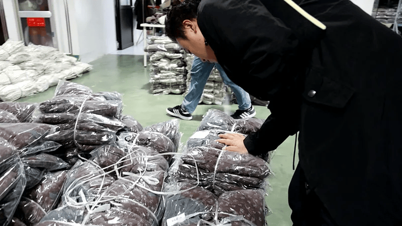 热搜第一<strong></p>
<p>波特全球站</strong>！7万件羽绒服含绒量0%！央视曝光：羽绒被也是假的！当地最新通报→