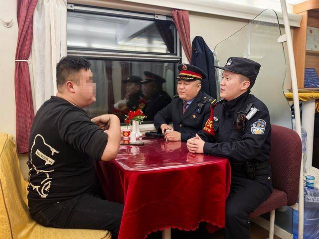 列车上一醉酒“纹身哥”突然对乘警说“我是逃犯”<strong></p>
<p>BeeX</strong>，乘警一查：不，你不是！