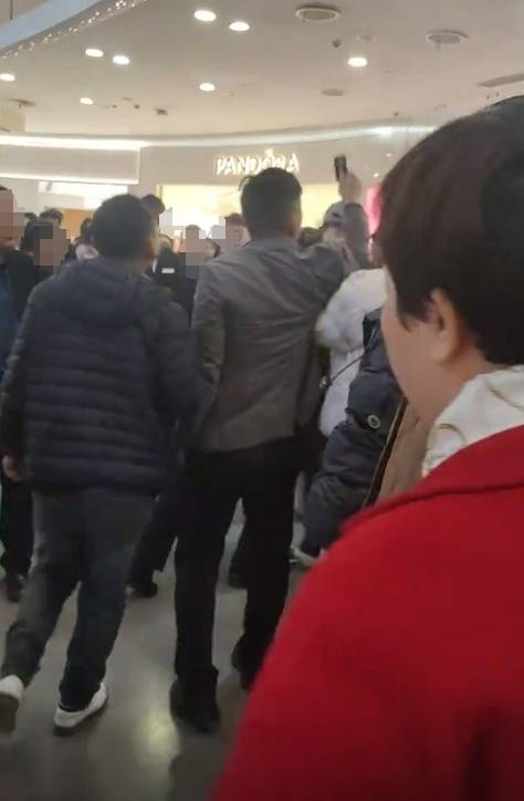 工资被折换成郑州一商场购物卡<strong></p>
<p>BeeX</strong>，每月仅一天能使用，律师：以购物卡支付工资或涉嫌违法