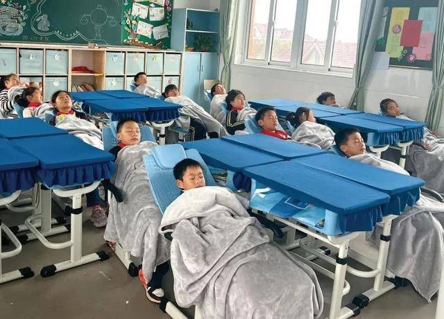 “可躺式”座椅引热议<strong></p>
<p>BeeX</strong>，让孩子午休有多难？