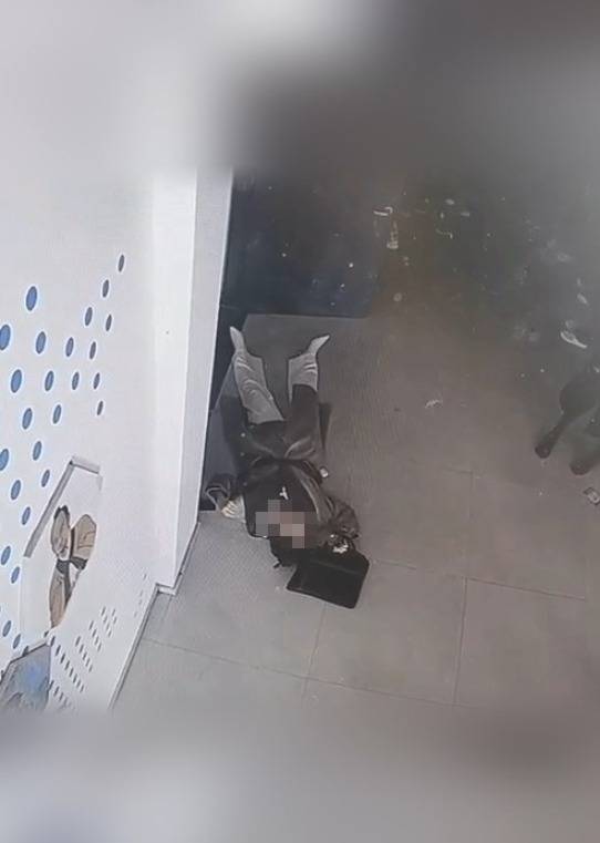 河南一大学老师心脏骤停晕倒<strong></p>
<p>币阁</strong>，女学生按压施救：我也很害怕，看到老师好转激动手抖