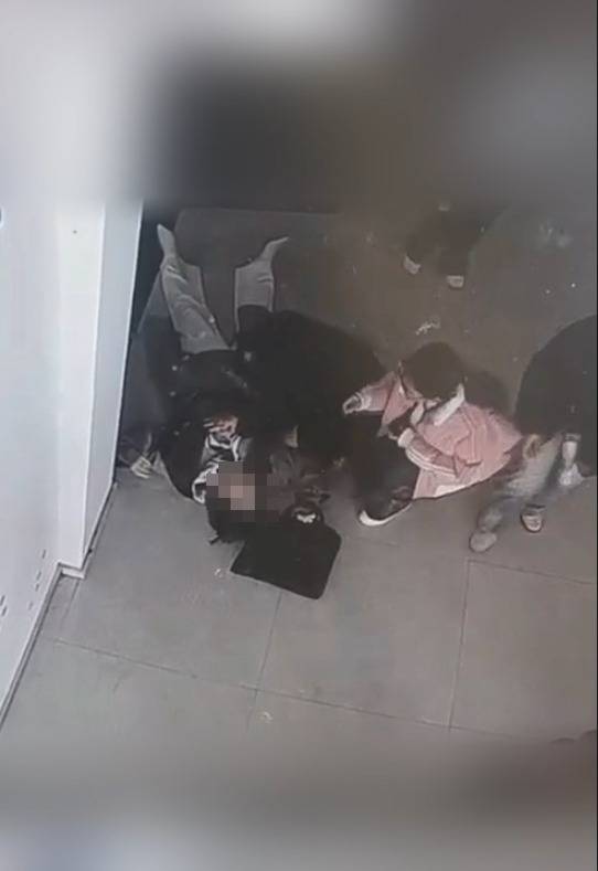 河南一大学老师心脏骤停晕倒<strong></p>
<p>币阁</strong>，女学生按压施救：我也很害怕，看到老师好转激动手抖