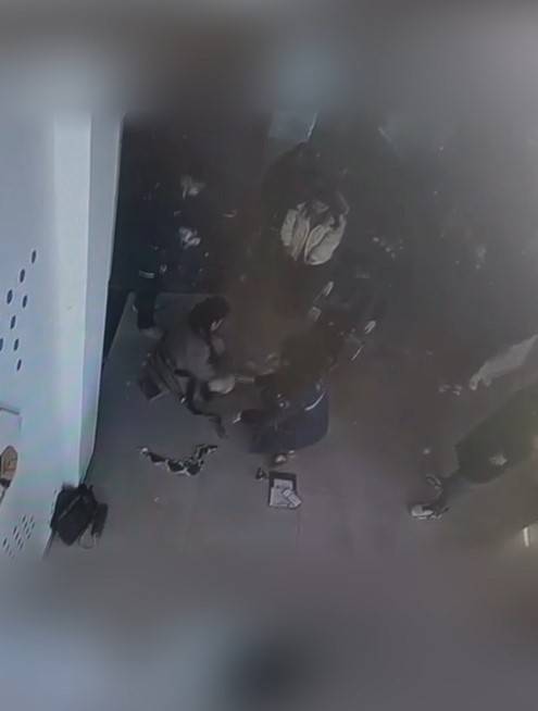 河南一大学老师心脏骤停晕倒<strong></p>
<p>币阁</strong>，女学生按压施救：我也很害怕，看到老师好转激动手抖