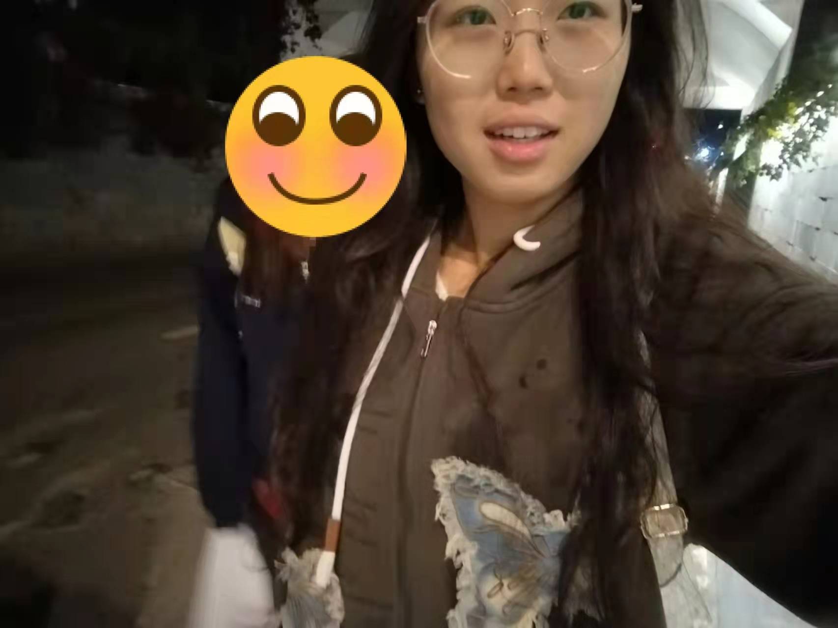 河南一大学老师心脏骤停晕倒<strong></p>
<p>币阁</strong>，女学生按压施救：我也很害怕，看到老师好转激动手抖