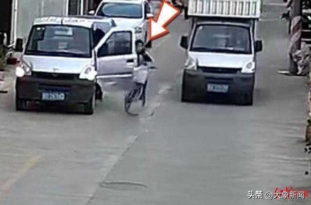 男孩骑单车遭遇“开门杀”<strong></p>
<p>EXX</strong>，摔倒后又被小货车碾压 广东汕头有关部门：及时送医，无生命危险