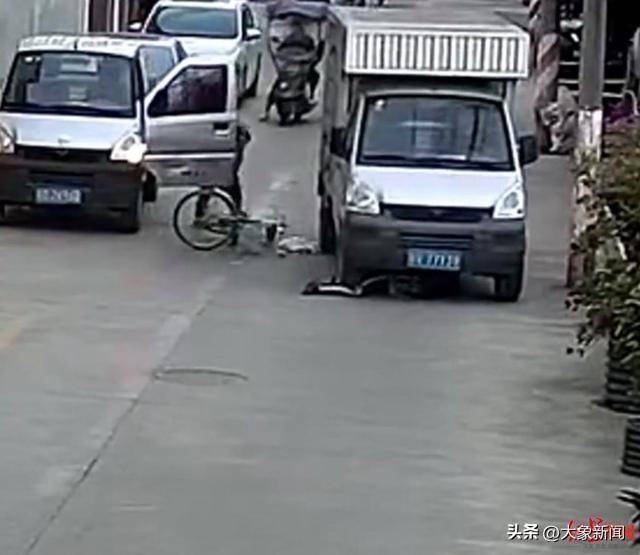 男孩骑单车遭遇“开门杀”<strong></p>
<p>EXX</strong>，摔倒后又被小货车碾压 广东汕头有关部门：及时送医，无生命危险